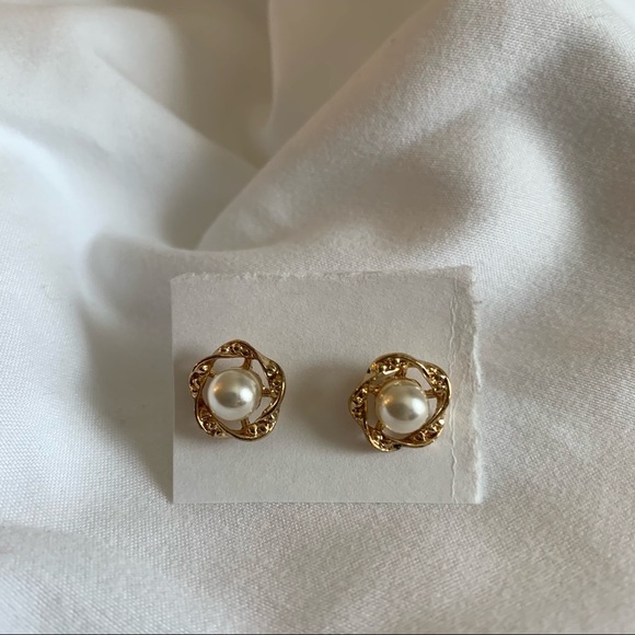 None Jewelry - NWOT Faux Pearl Wreath Stud Earrings